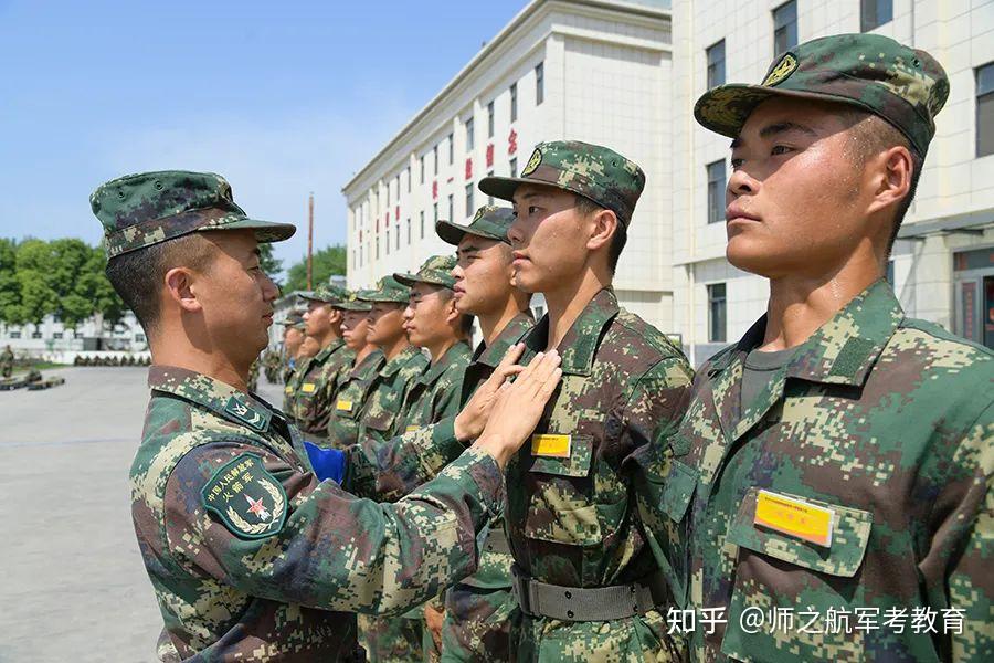 两年义务兵期间有晋升军士的机会吗？一共有多少次？