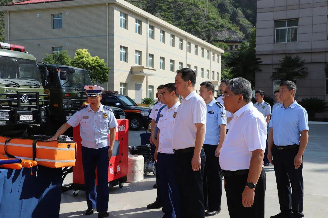 陇南市武都区委副书记区长张立平一行看望慰问森林消防队伍