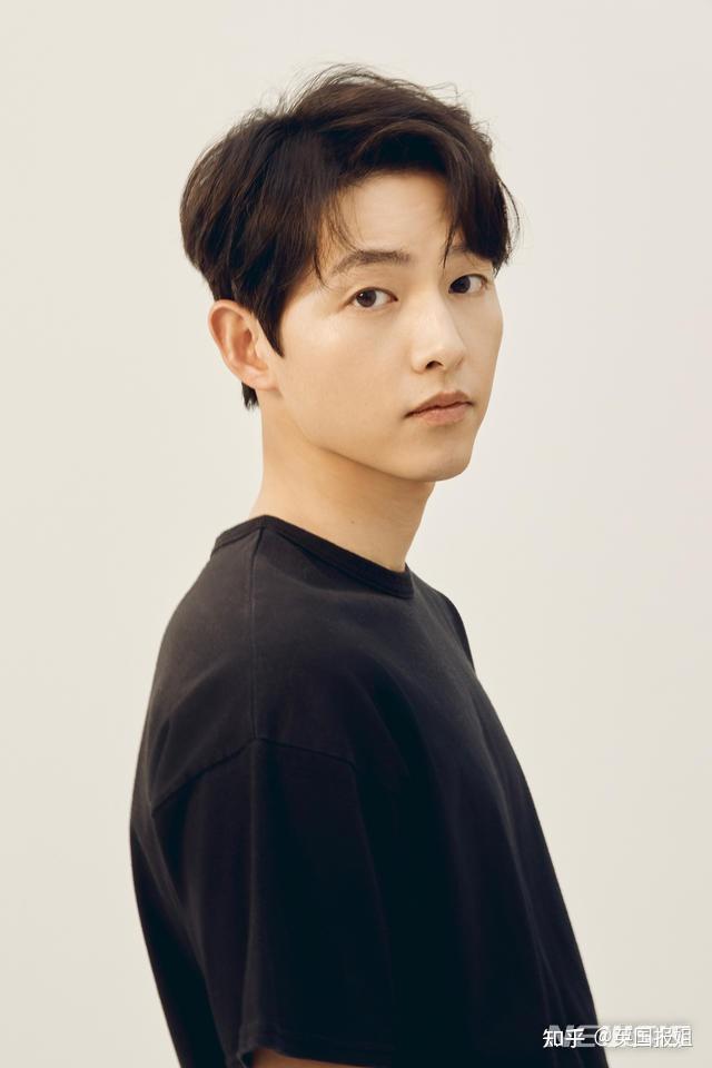 26日,韩国知名男星宋仲基曝光新恋情,女友竟是