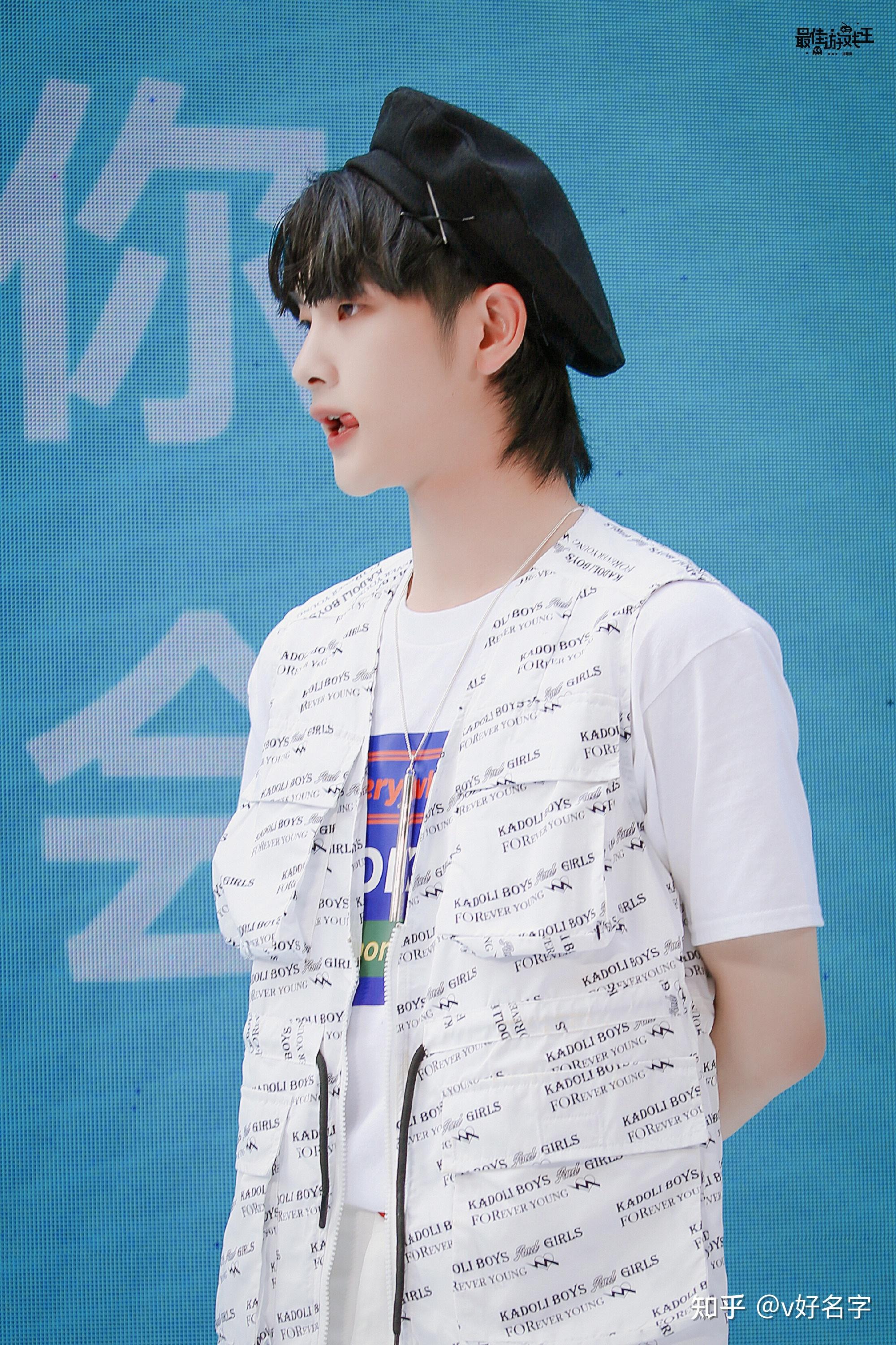 有没有什么r1se的神仙图片 可以做背景的那种?