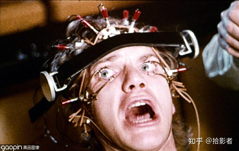 少年阿历克斯,为了早日出狱,自愿成为监狱正在实验的"厌恶疗法"试验品