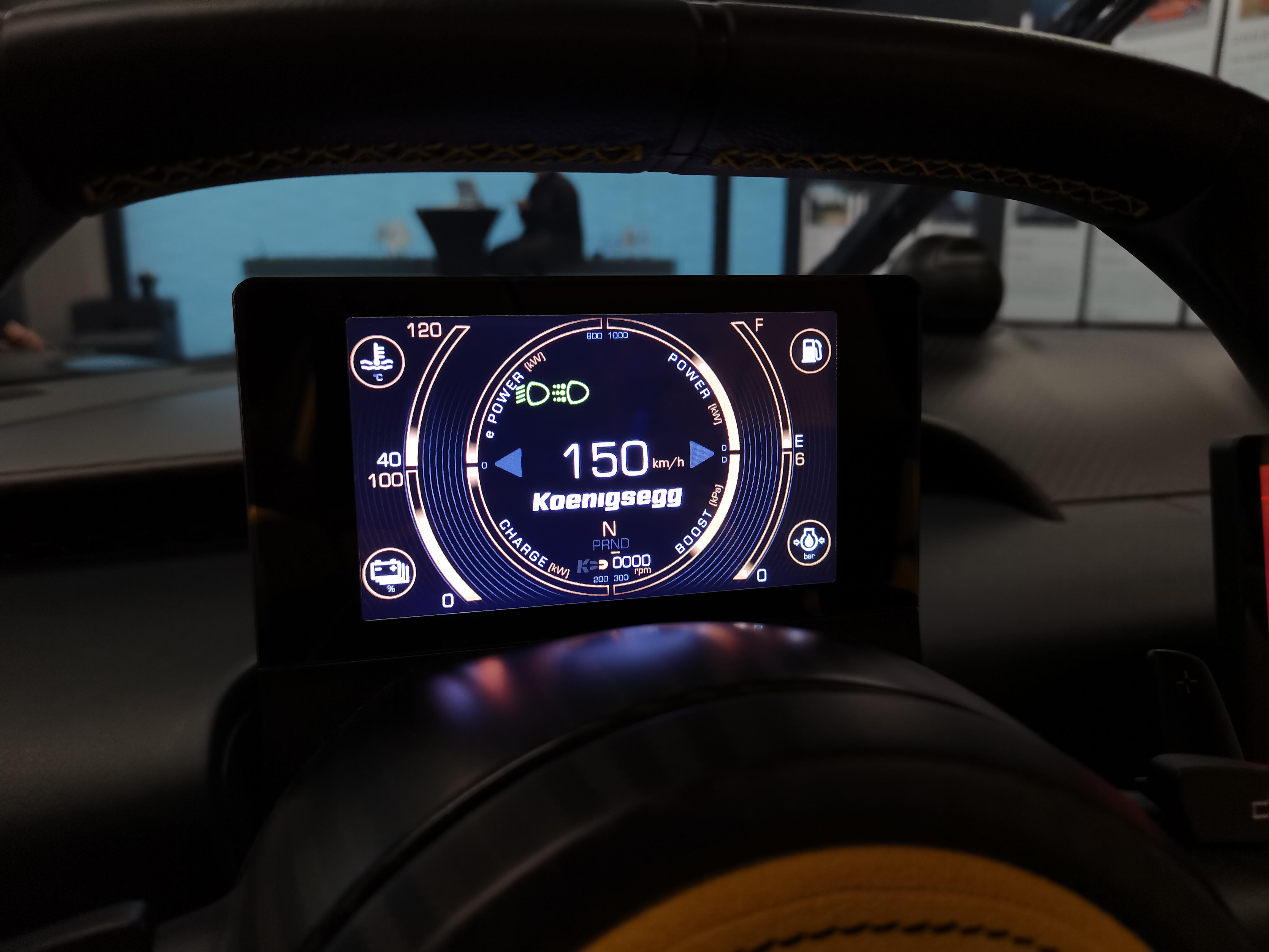 内饰方面,新车的布局,设计,配置更富有科技感,和我们熟知的超跑有着