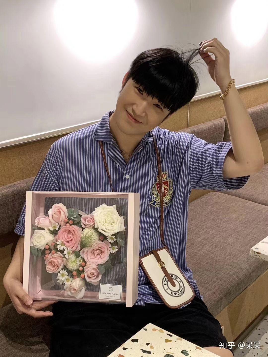 如果认识这个照片上的人,并且他叫吴奕辰,请跟他说,你是没长手没长脚