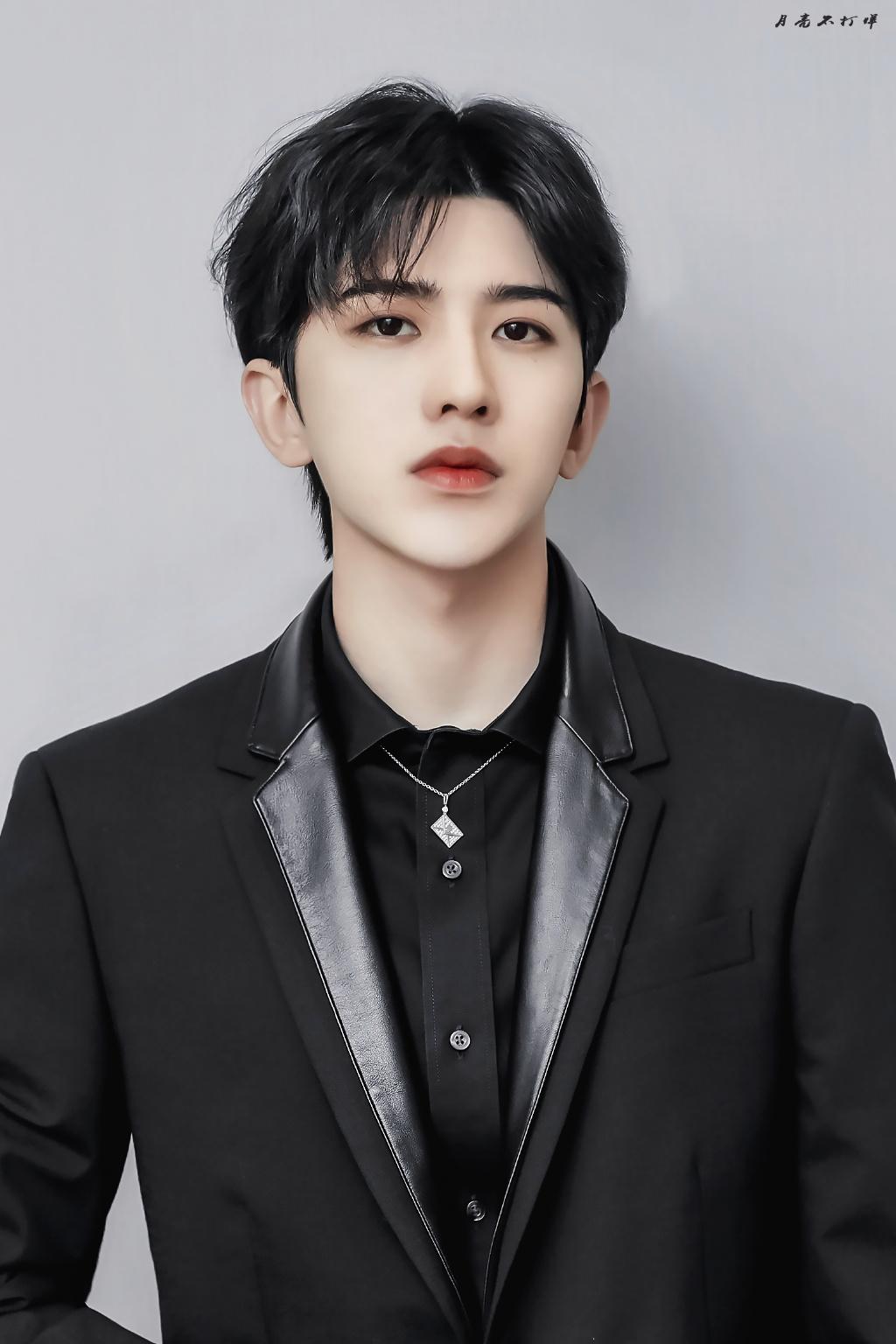 蔡徐坤壁纸:你一定想不到躲在屏幕后面的我,脸上的红晕有多深