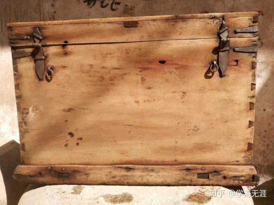 明代金丝楠带座衣箱