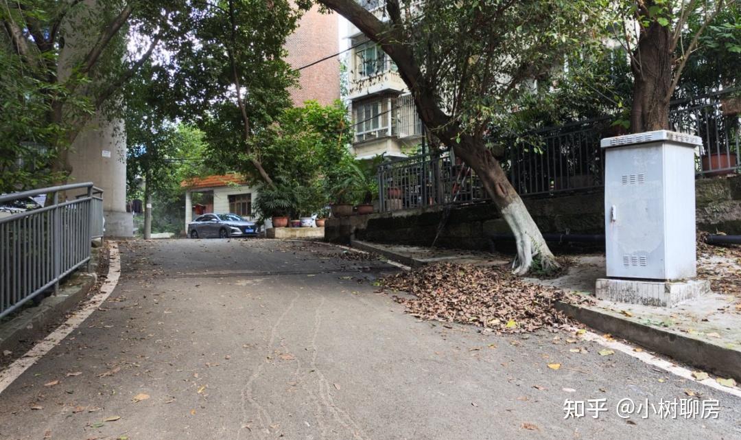 重庆某楼盘物业公司撤场,小区垃圾成堆无人清理!业主们全慌了 - 知乎