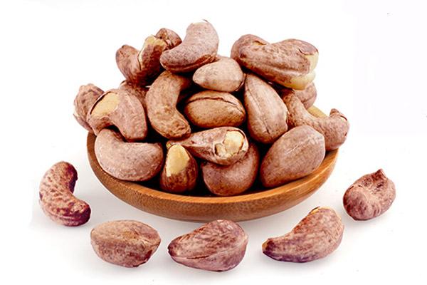 腰果什么颜色好白色还是黄色