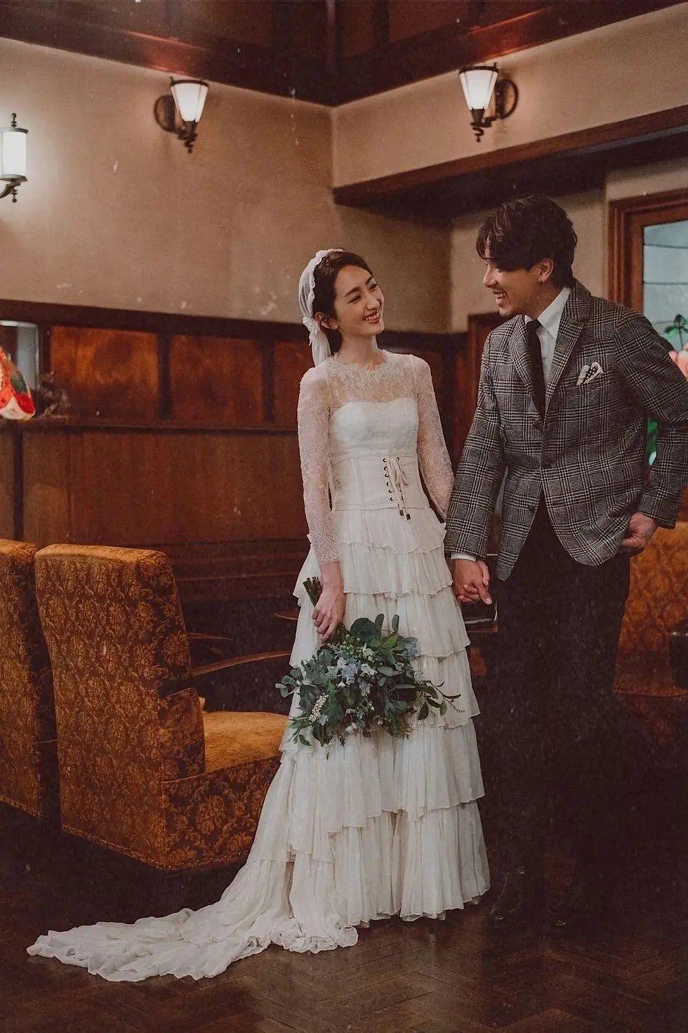 当然是柯佳嬿姐姐的啦,这组婚纱照清新又复古,姐姐性格很棒,审美艺骀