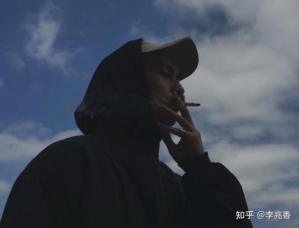 男生网名好听的霸气十足2字(男生唯美网名简短昵称，好听又简洁还上档次，不用亏了)