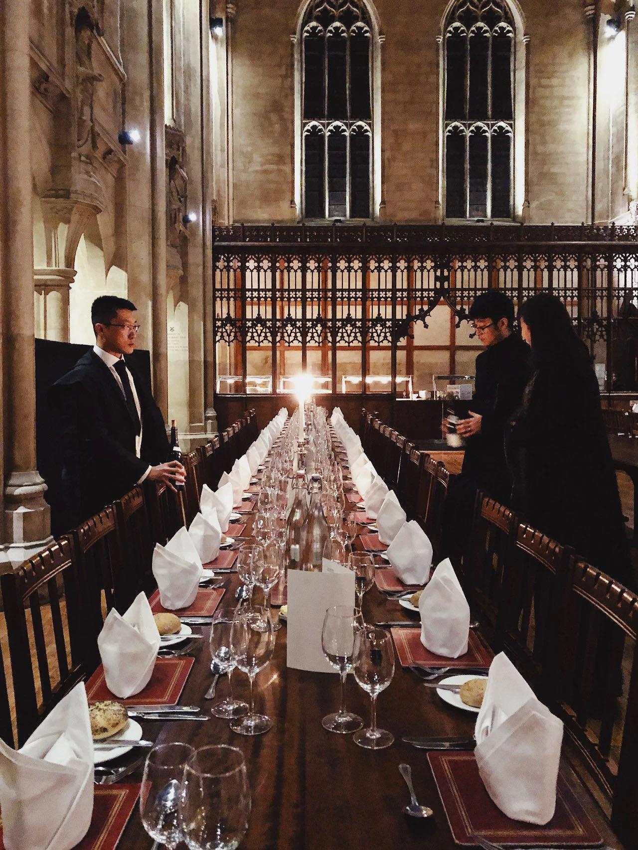 在剑桥大学和牛津大学等知名高校吃正餐formaldinner是一种什么样的