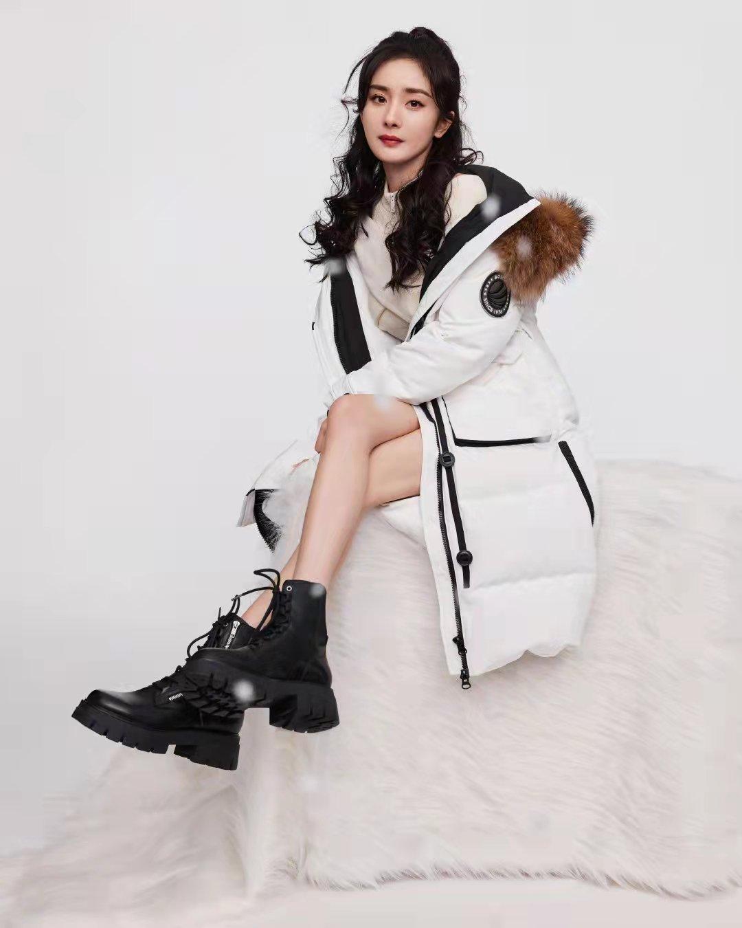 杨幂穿白色羽绒服多姿势拍美照变身青春少女充满时尚味