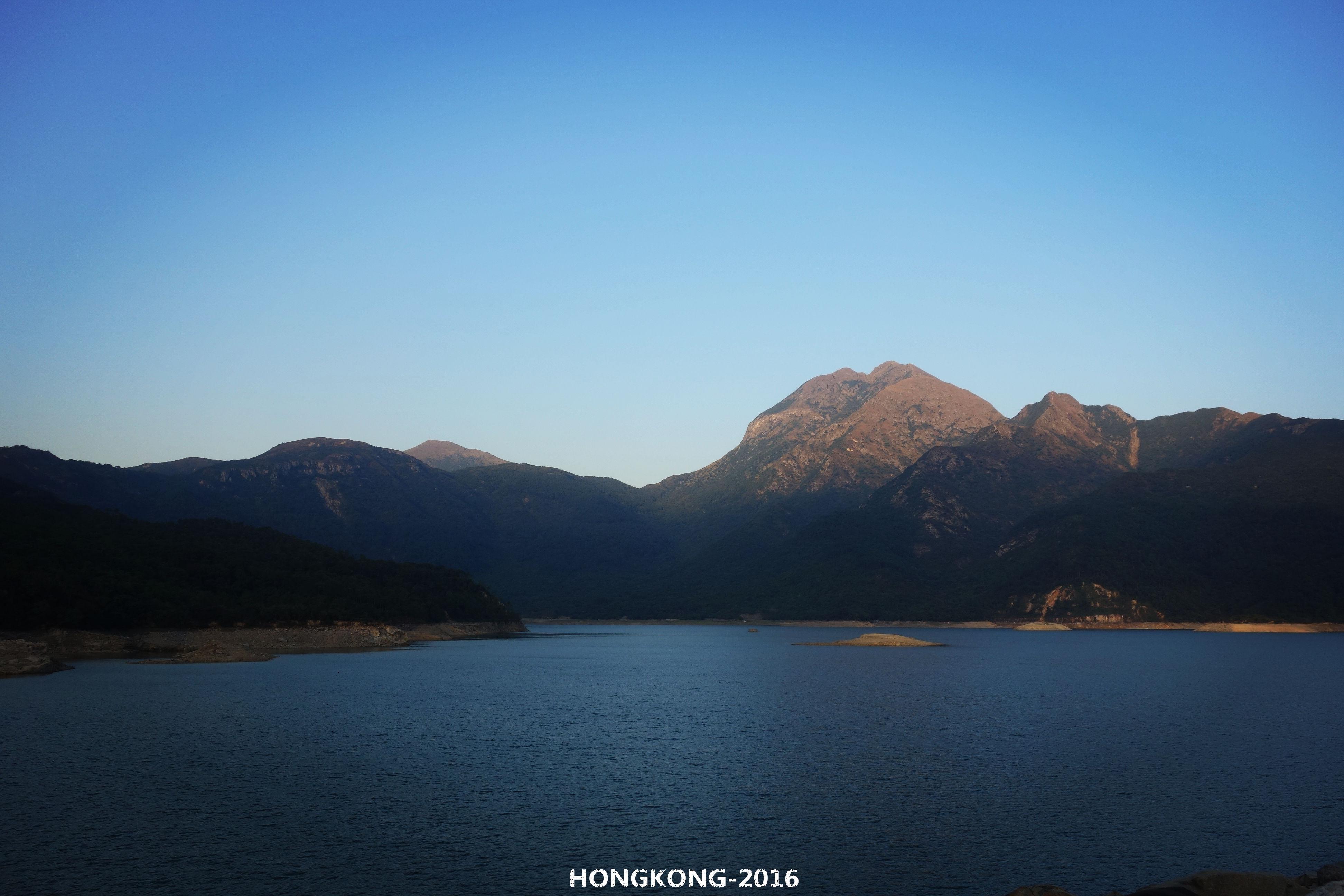 下山过程会经过一个观景平台,我们刚才就是走水库旁边的山路骑上来的