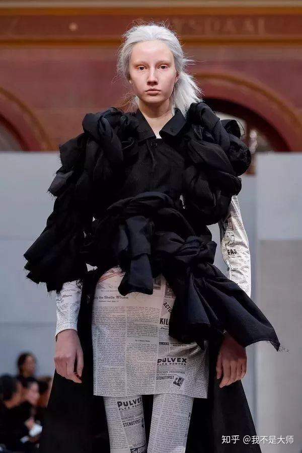 被川久保玲67加利亚诺争相穿上身的报纸有多帅时髦精不看报纸只想把