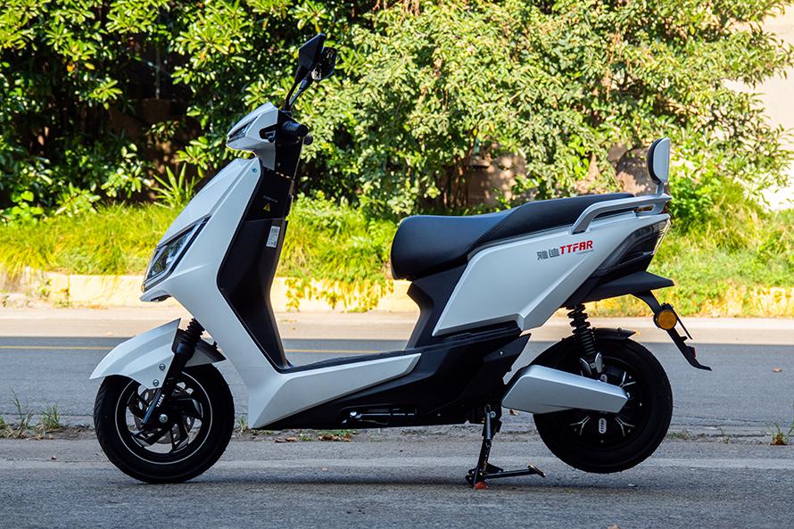 雅迪冠能t5电动轻便摩托车评测ttfar7级增程系统高性能骑行体验