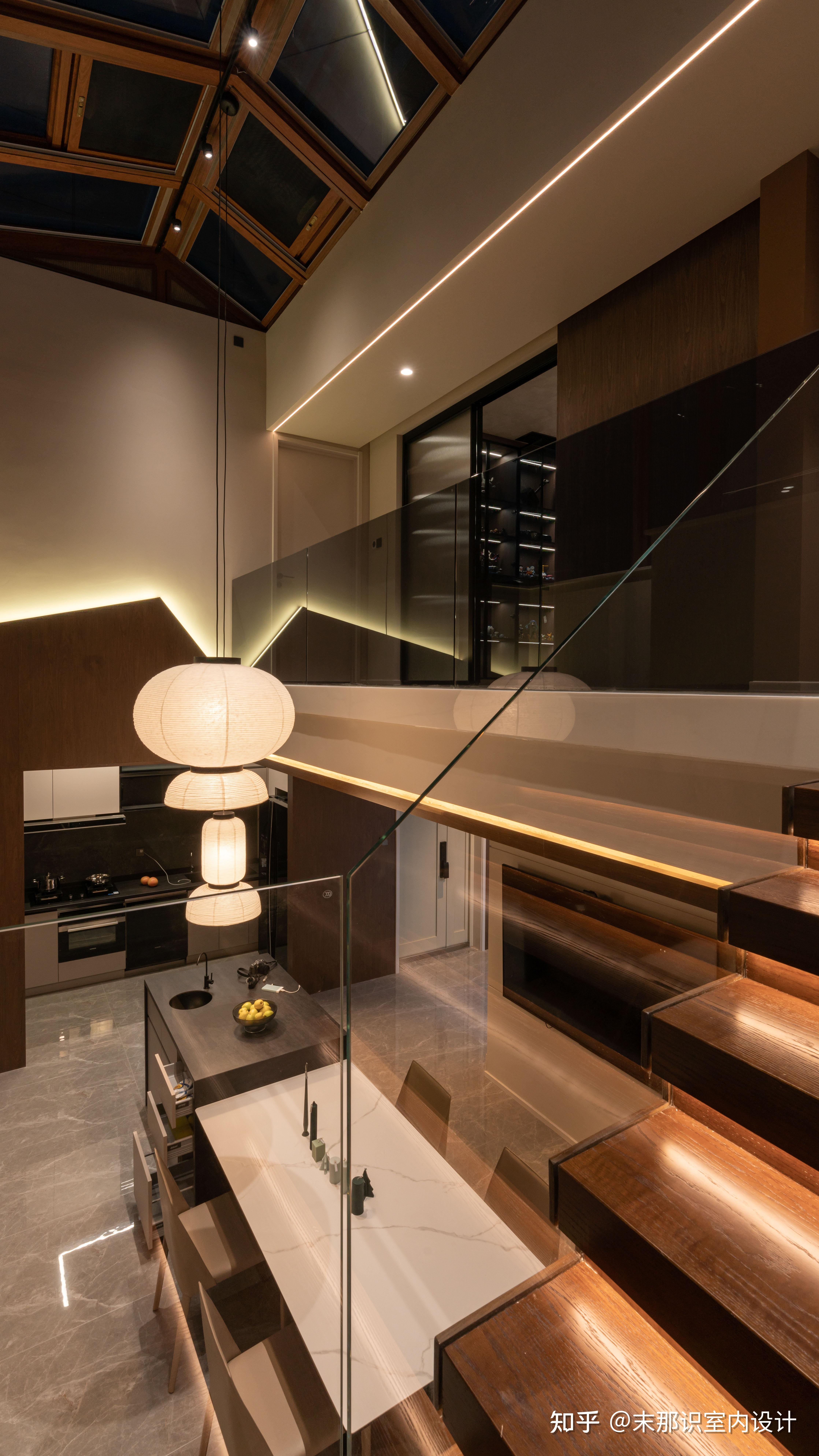 通往二楼的楼梯设计了悬浮感,实木踏板加超白玻璃扶手,时尚简约.