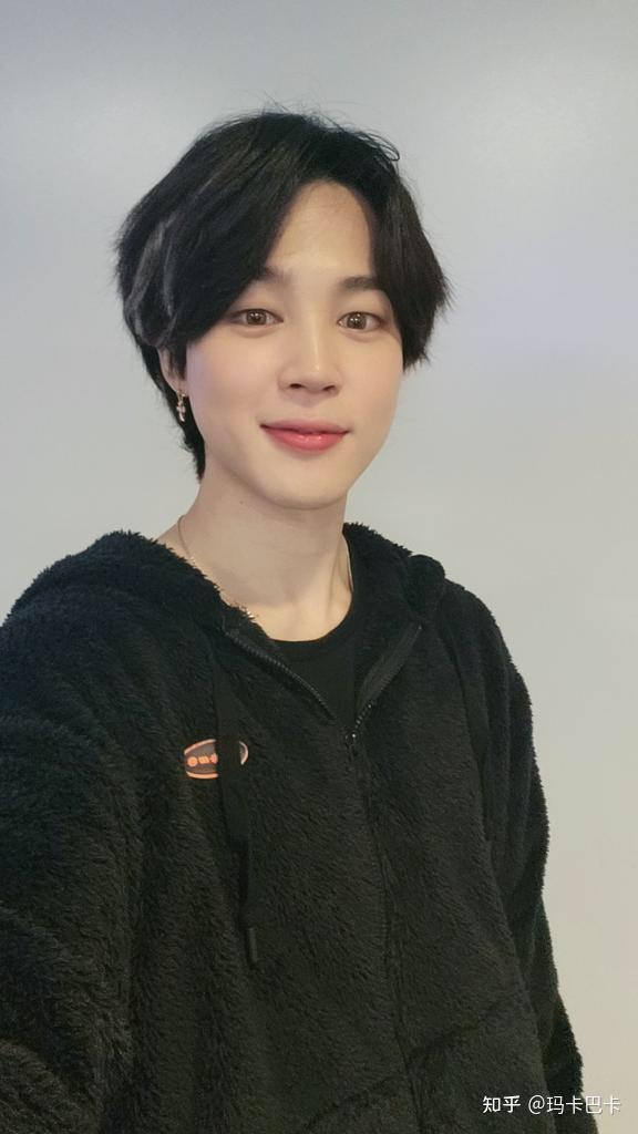 请问有朴智旻近期黑发白发挑染的图吗