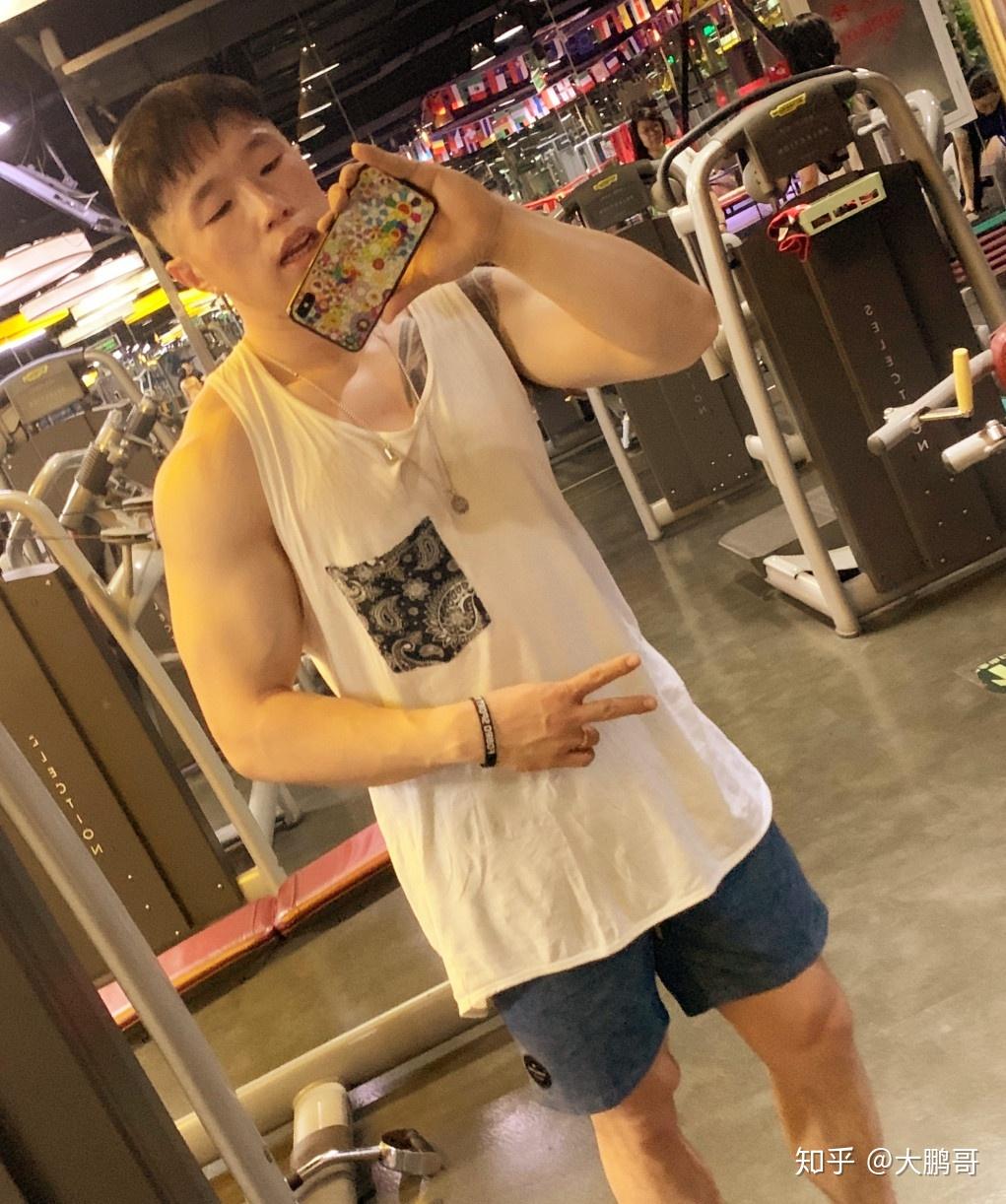 演员不少,张云雷这样的也不能说是唯一,烧饼成了施瓦辛格似的健身美男