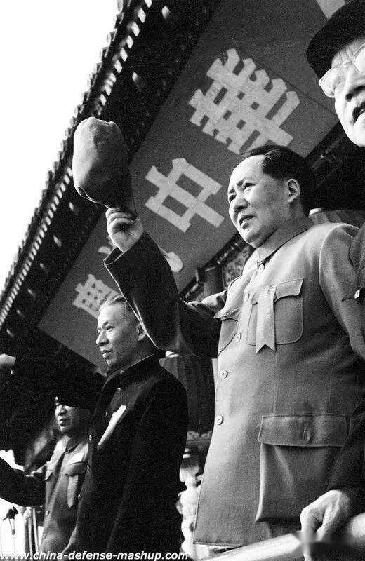 老照片:1950年国庆节 北京天安门前的盛大阅兵式 - 知乎