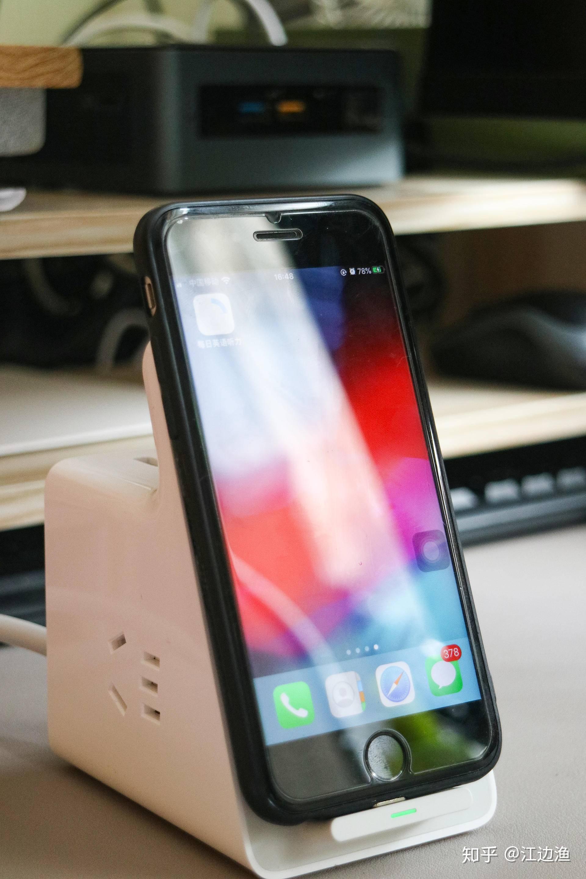 1老式手机配无线充电贴iphone 6s不支持无线充,所以特配上一块无线