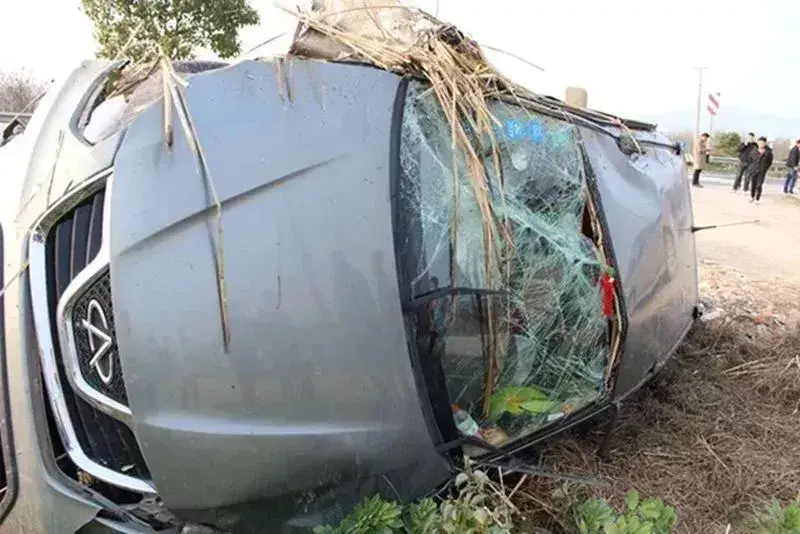 7车连撞，整车侧翻！车内1岁女孩竟然毫发无伤，这些知识，爸妈必知！