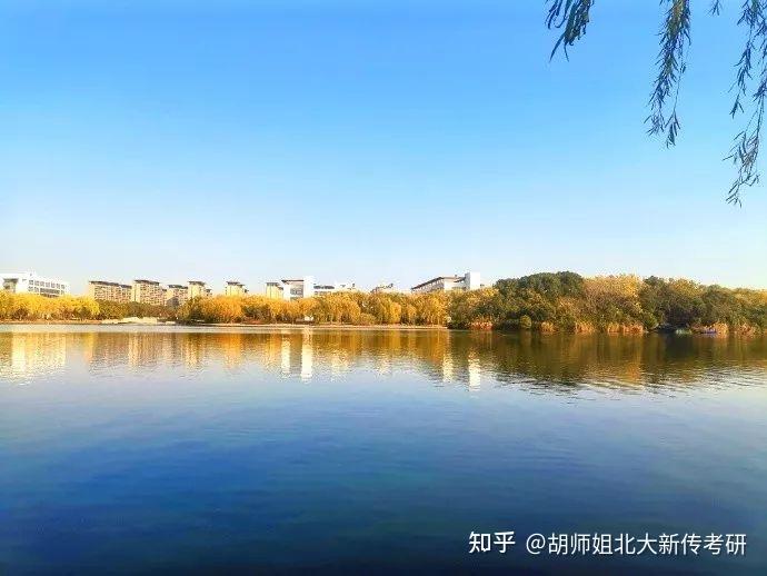 東華大學坐擁松江七大校中最大的校園,這裡景色秀麗,不用出校門就能