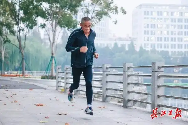 中外奇人录383:每两天跑一个“半马”,这位快70岁的大爷很“硬核” - 知乎