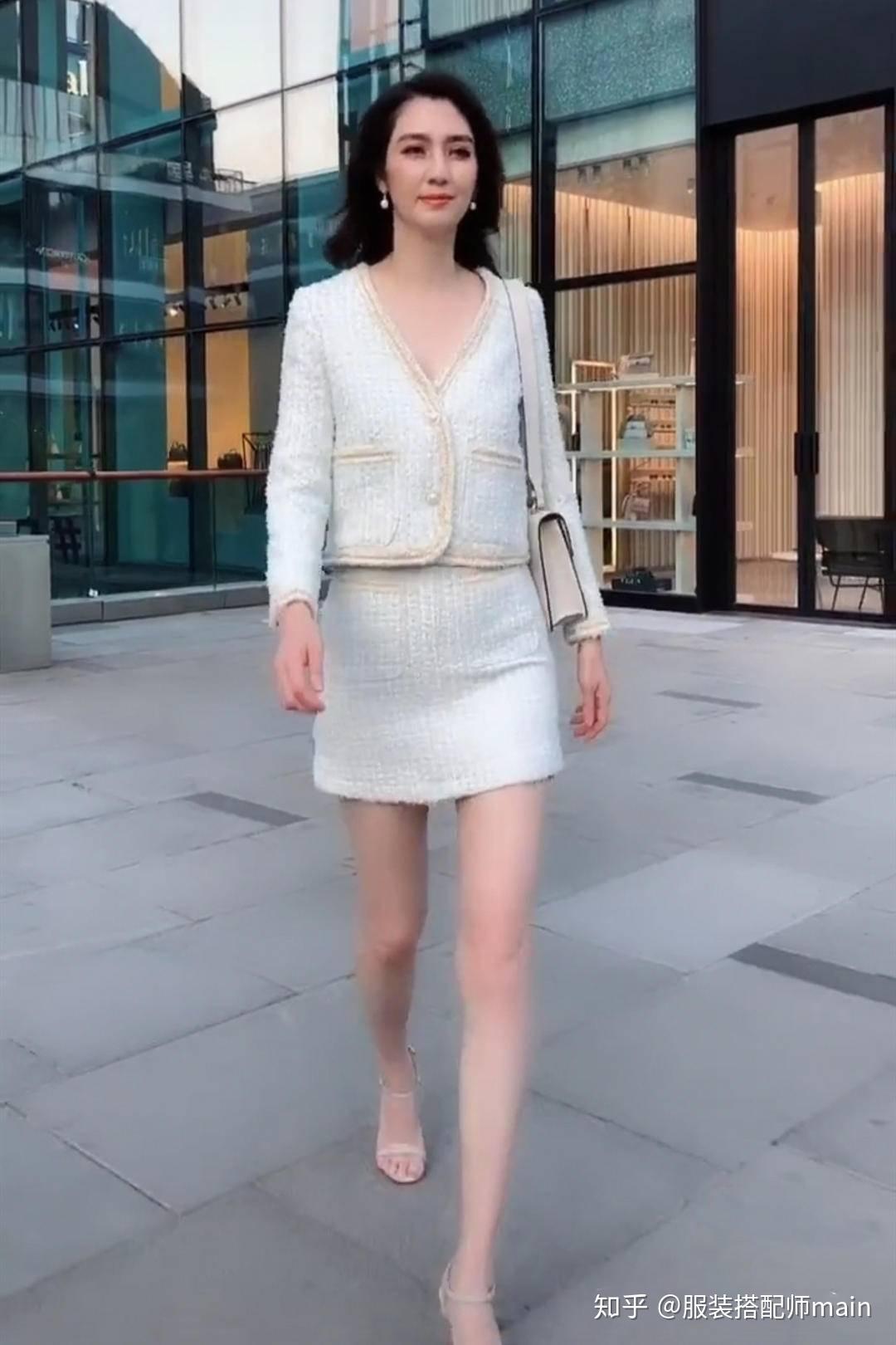 更适合洪欣,裙身质地轻盈,随着裙摆扬起她的一双美腿也大方出现于眼前