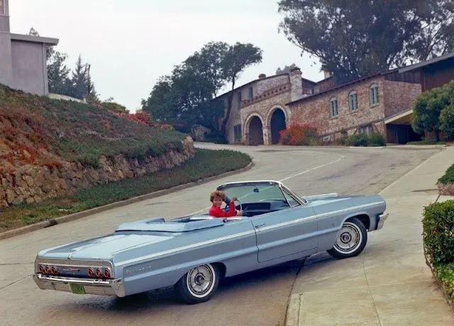 老照片60年代美国街头的各式汽车