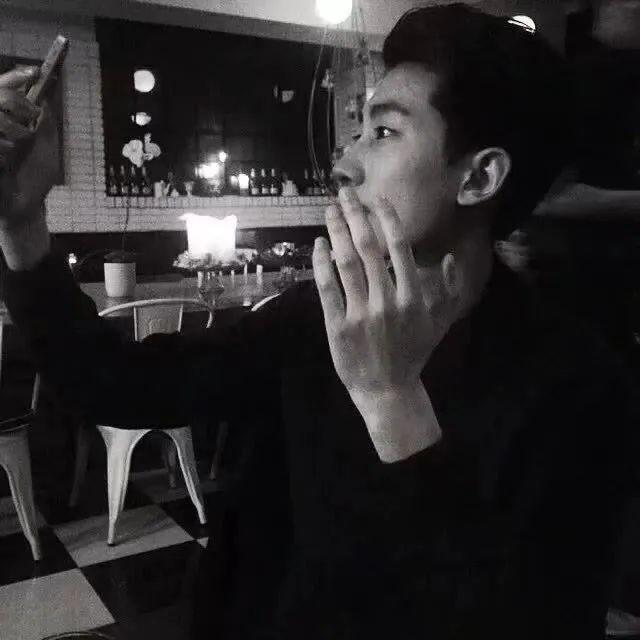 头像| 黑白色男头成熟沧桑大叔控男生头像 - 知乎