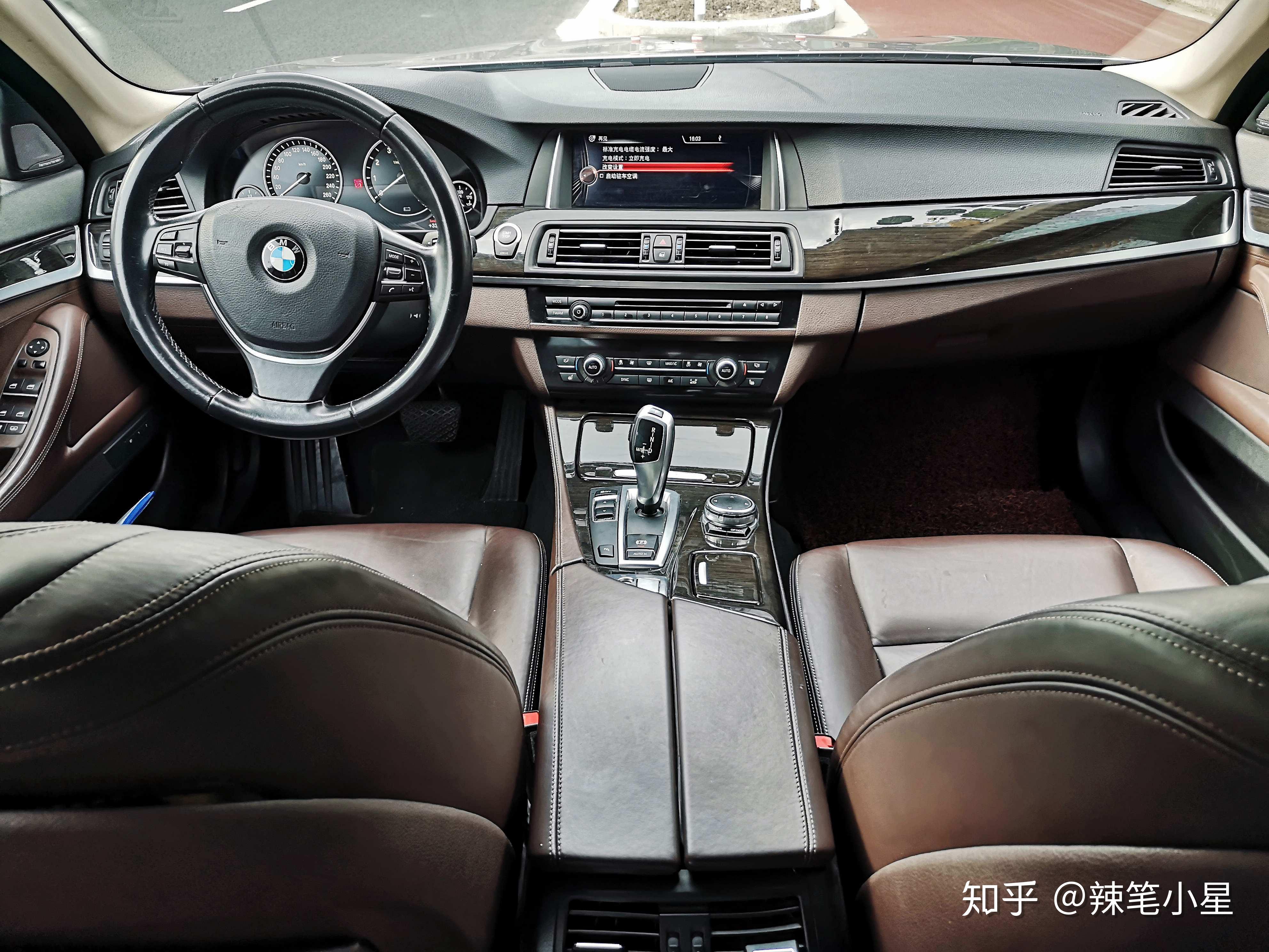 相比第二代与第一代插电混动宝马530le的内饰,你能非常容易的找到其中