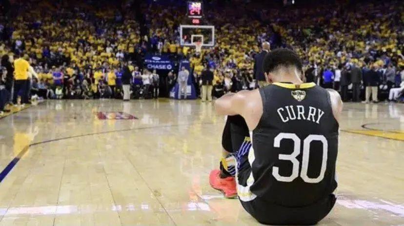 看着另一侧庆祝队史首冠的猛龙队,只留给了世界一个安静落寞的背影