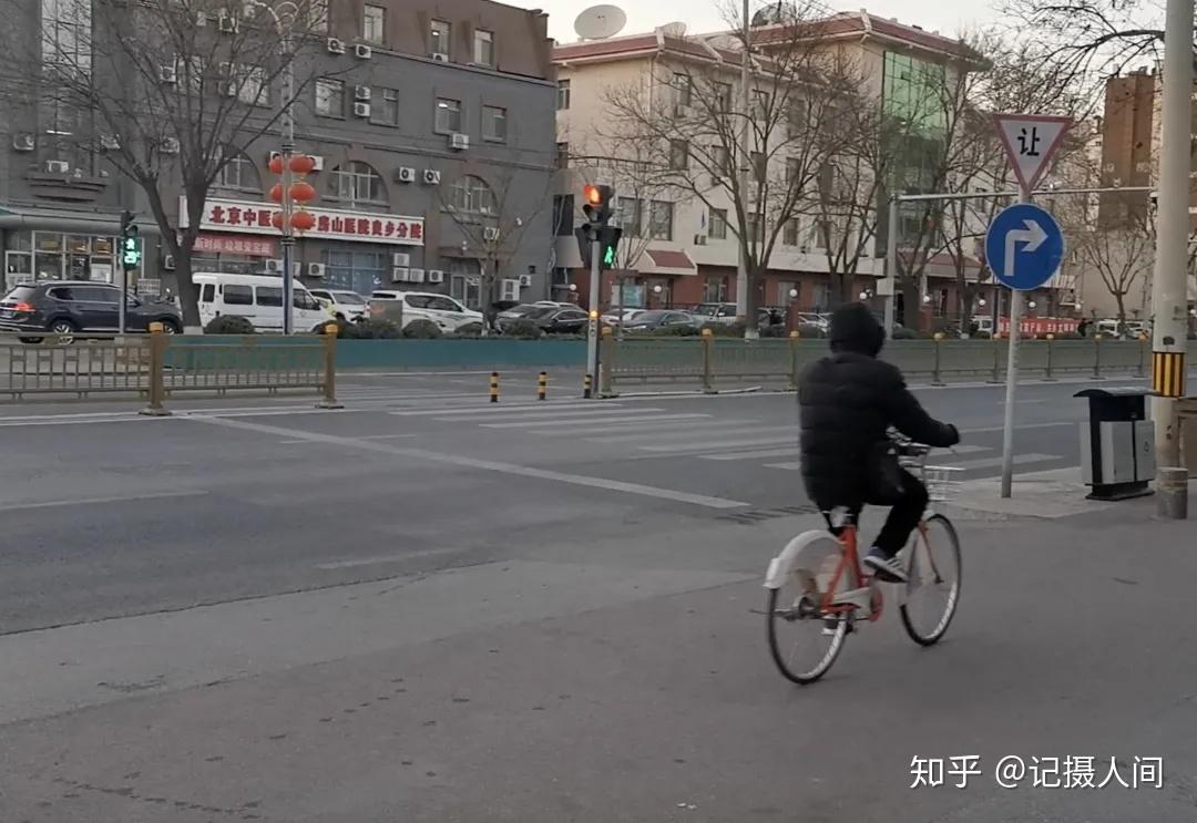 通往主路的通道却被隔离带阻断,西潞南大街公交站也在这段隔离带上