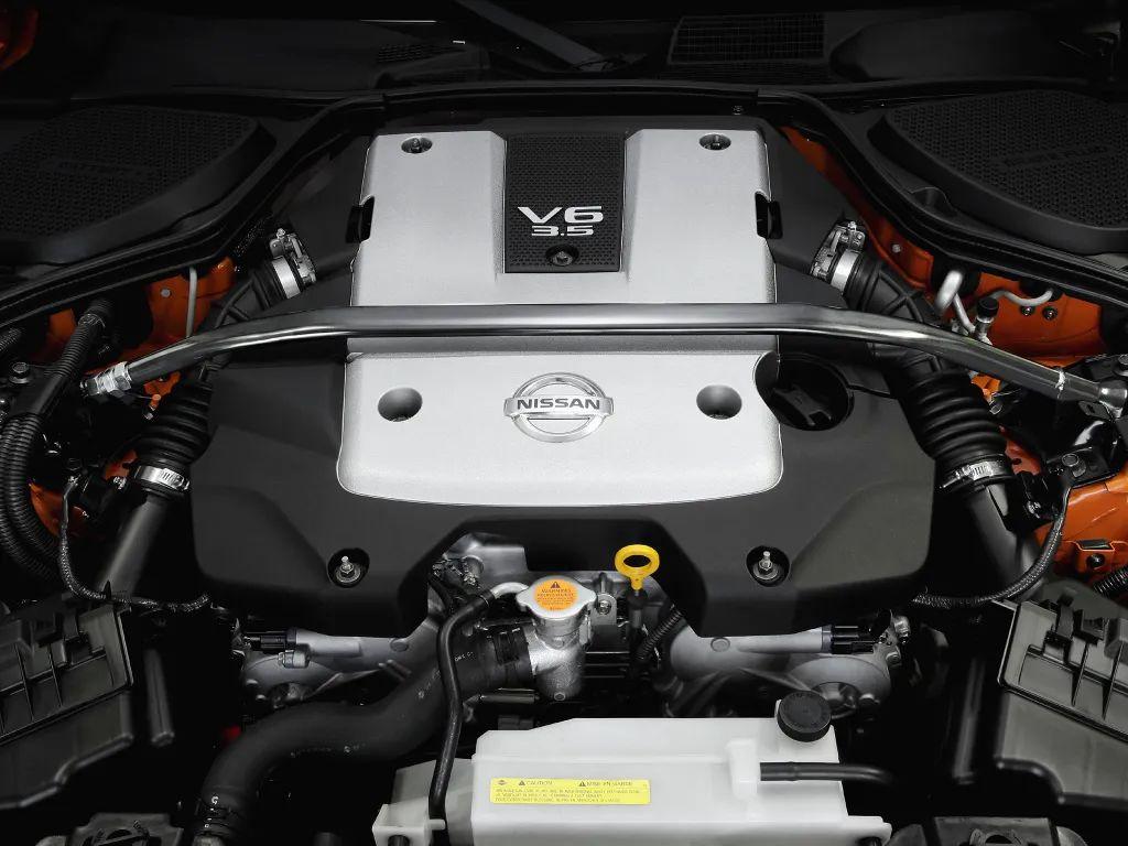 图:改款后的350z发动机也有不少的变化,其中最明显的就是由单进气改为