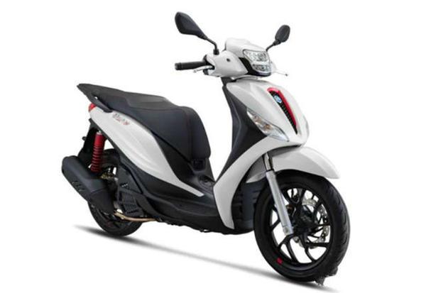 售价2.88万,比亚乔高价新踏板亮相,配置高级,坐桶能放2个头盔