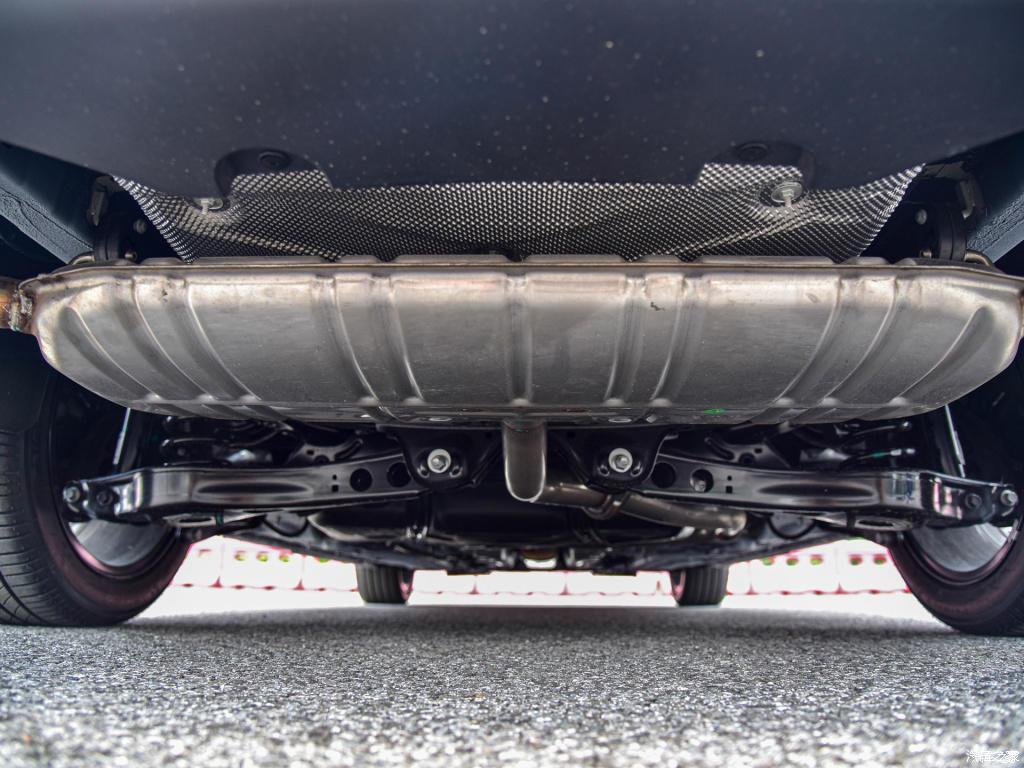 底盘结构方面,荣威i6 max采用前麦弗逊式独立,后多连杆独立悬架,优于