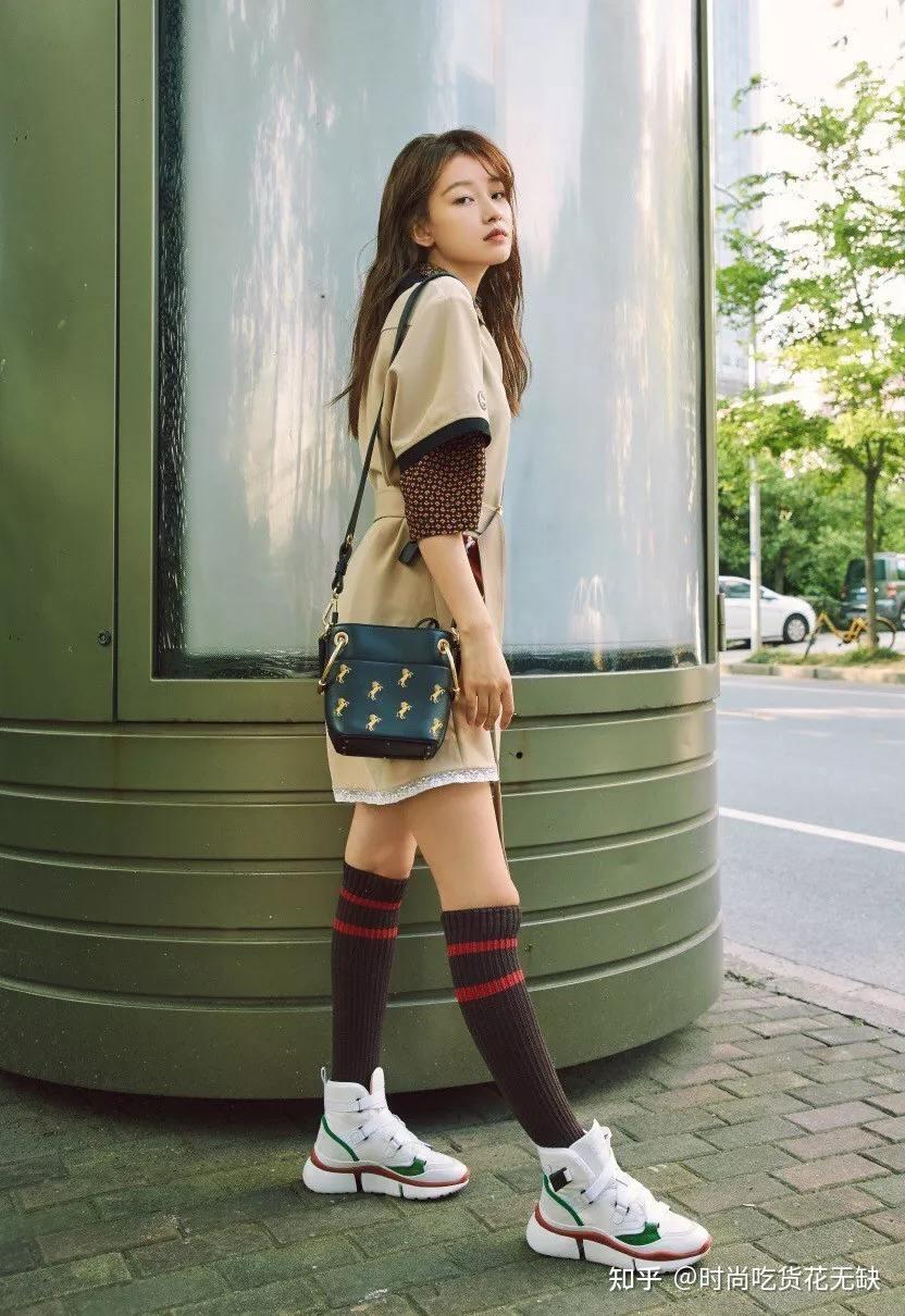 过膝长筒袜 短款皮衣 短裤