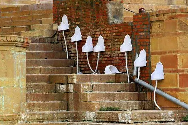 印度卫生条件堪忧,没有用厕所的习惯