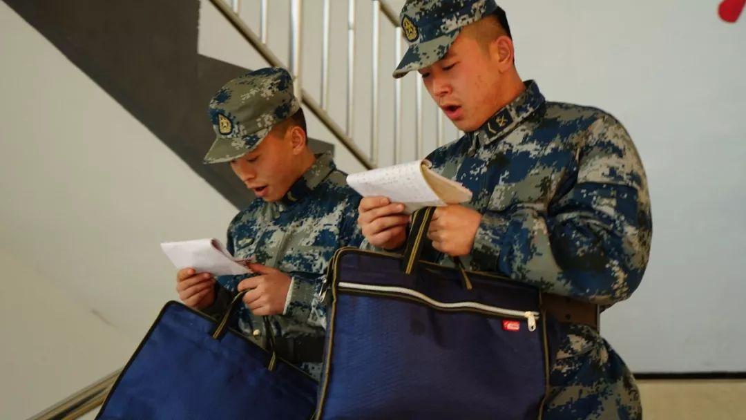 报话员训练很枯燥,整天与无穷无尽的数字符号打交道,一本密语本在他们