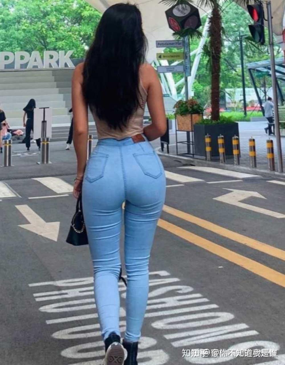 想知道屁股大腰细的女孩都穿什么牛仔裤?