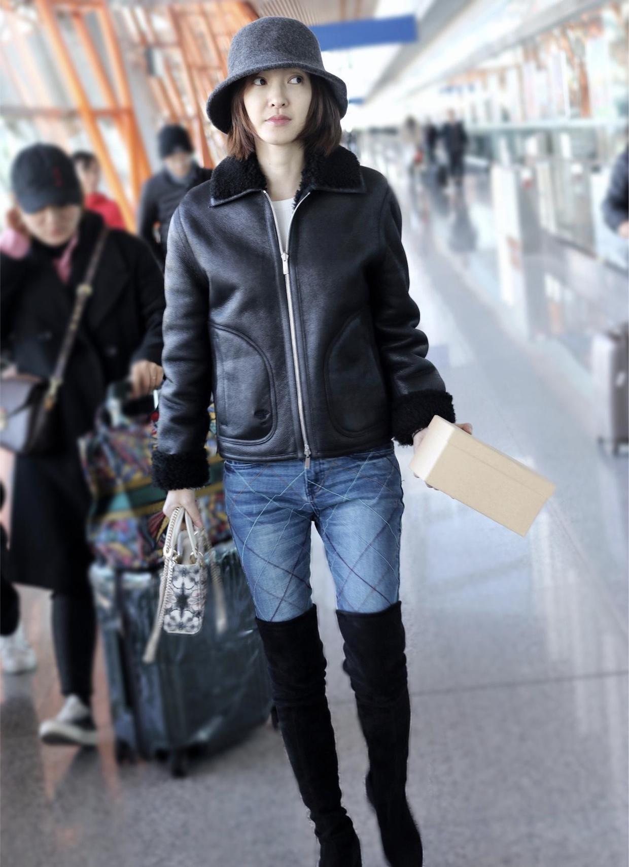 王丽坤厉害了穿黑色外套配牛仔裤再穿过膝长靴也能穿出筷子腿