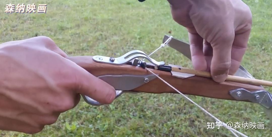 一般的弩箭在50-60厘米左右,而弓箭的长度一般在70厘米以上,相对要短