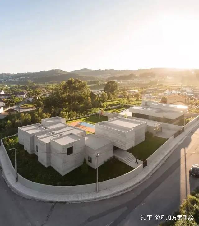 l字型l形的图底关系自身具有一定的围合性,矩形地块与l形建筑组合,顺