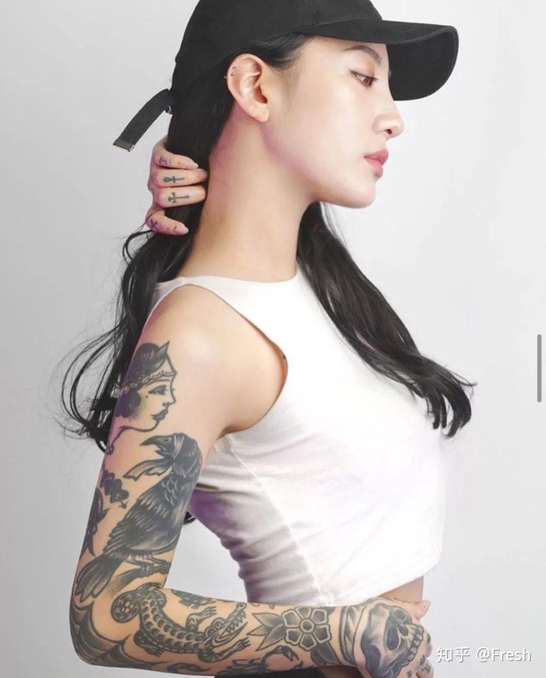 这是韩国当红纹身师ahnlina，因为身上的大面积纹身而走红 - 哔哩哔哩