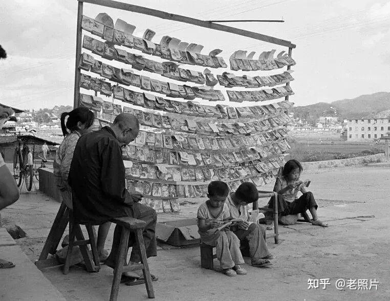 老照片：昔日街头的“小人书摊” - 知乎
