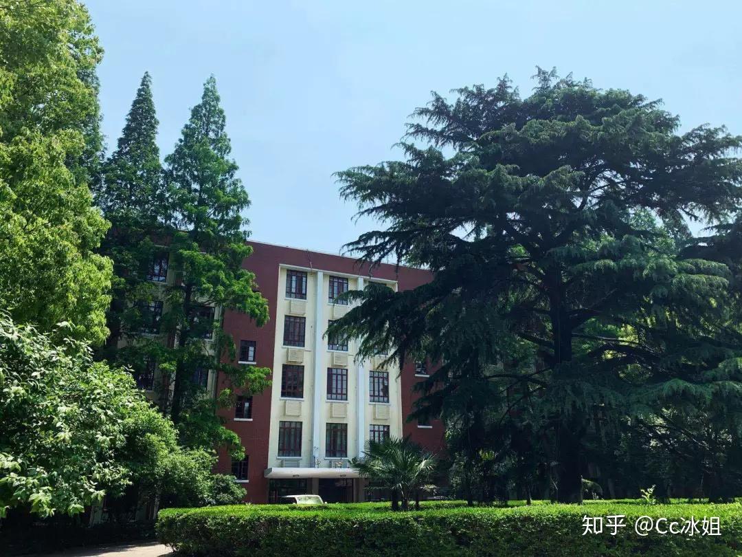 *東華大學mpacc在延安路校區,一共有四個校門,東西南北各一個;西門是