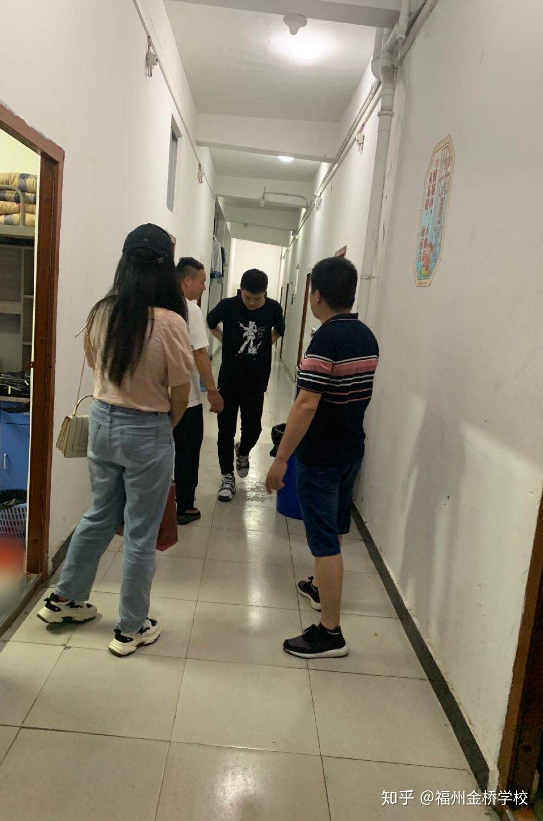 温情到寝暖人心,共沐桃李师生情