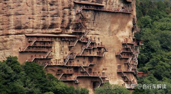 崖三扇崖下的雕巢峪,是西汉末年,雄居天水自称西州上将军隗嚣的避署宫