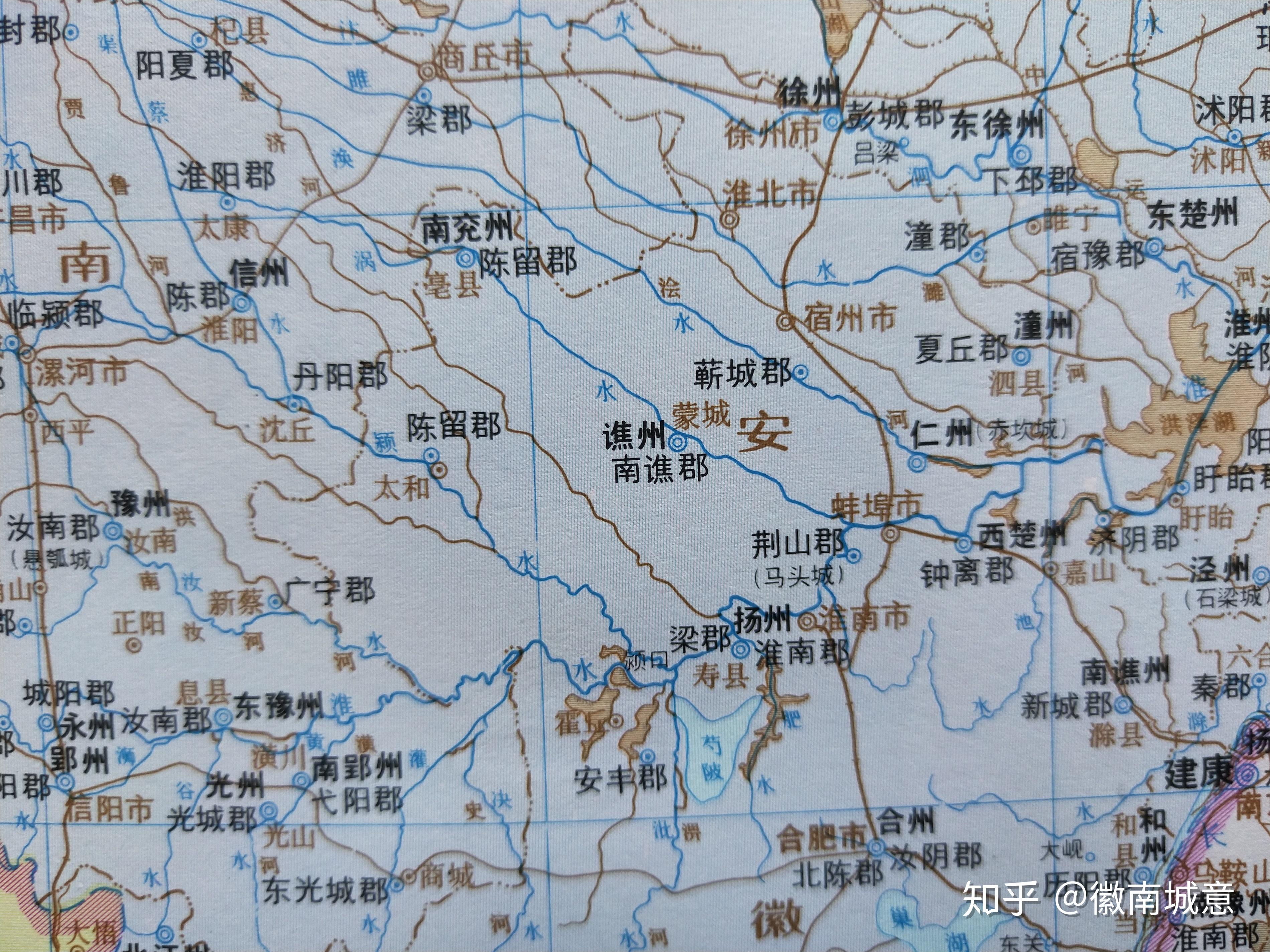 三国时,阜阳属魏国豫州汝南郡.东汉时仍属豫州汝南郡.