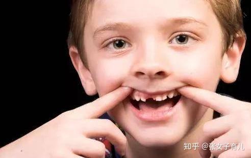 牙齿脱落的老人,久而久之,老人的脸型也会发生很大变化,并且咀嚼习惯