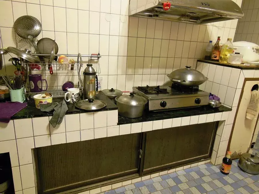 女儿用宜家改造30年老厨房12㎡装出实用北欧风更设计翻倍收纳空间